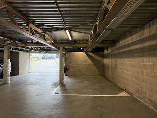 De staanplaats is gelegen aan de Haantjeslei in Antwerpen-Zuid, gelegen in de ondergrondse garage van een wooncomplex.<br />De gemeenschappelijk garage is afgesloten met een poort, de poort is te openene met een afstandsbediening.<br />De staanplaats is per direct beschikbaar.<br />Huurprijs is inclusief Btw en andere kosten.<br />