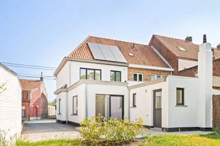 Charmante maison rénovée comprenant 3 chambres, une allée et un jardin ensoleillé !Vous recherchez une maison entièrement prête à emménager, spacieuse, confortable et bénéficiant d’un excellent emplacement à Zwevegem ? Alors cette magnifique maison mitoyenne rénovée vaut vraiment le détour. Économe en énergie et équipée de panneaux solaires. Agencement : Depuis le hall d'entrée avec toilettes séparées, vous accédez au vaste salon lumineux, qui donne sur la cuisine ouverte entièrement équipée avec îlot central et coin petit-déjeuner supplémentaire. Grâce à l’accès direct au jardin ensoleillé, vous profitez ici d’une agréable continuité entre l’intérieur et l’extérieur. Vous trouverez également à proximité deux débarras pratiques.Au premier étage, vous trouverez le couloir de nuit, deux chambres spacieuses et une salle de bains élégante, équipée d’un double lavabo, d’une douche à l’italienne et d’une baignoire.Au deuxième étage se trouvent également le palier et une chambre parentale.De plus, la maison dispose d’une cave pratique, d’un jardin entièrement aménagé et facile d’entretien avec terrasse, ainsi que d’une allée.Atouts : Maison prête à emménager, entièrement repeinte, double vitrage, chauffage central au gaz naturel, panneaux solaires, maison économe en énergie, pièces spacieuses et lumineuses, cave, située au calme à Zwevegem, à proximité de Courtrai.Visite sur rendez-vous avec Immo Beguin : tessa@immobeguin.be