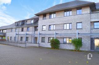 <p><span>Recent, ready to move in ground floor apartment with green view</span></p><p><span> </span></p><p><span>This ground floor apartment, located in Dikkelvenne and is part of the Residence 'Bronnenweelde'! </span><span>The residence is quietly located in a residential area in the center of Dikkelvenne, yet a few minutes from the center of Gavere. The apartment has an ideal accessibility due to the proximity of public transport (train and bus), as well as the E17 and E40 at about fifteen minutes. This apartment is equipped with all contemporary comforts and is located on the ground floor of the residence.</span></p><p><span> </span></p><p><span>Layout:</span></p><p><span>The entrance hall gives you access to the spacious living space with fully installed open kitchen. Through the living space you can access the spacious sun terrace overlooking the pleasant inner garden of the residence. A great asset of this apartment is the large sliding window to the terrace allowing plenty of natural light inside the apartment. There is a</span><span>guest toilet with hand-washer. Adjacent to the kitchen there is a practical storage room. </span><span>In the storage room there is room to place a washing machine and a condensing dryer. </span><span>Furthermore, apartment has 2 bedrooms. The bathroom has a double sink with storage, a bathtub and shower.</span></p><p><span> </span></p><p><span>The apartment has practical flooring that is easy to maintain. The building has an elevator. </span><span>You also have an underground parking space and cellar storage!</span></p><p><span> </span></p><p><span>Availability: 01/05/2026</span></p><p><span>Provision: €70</span></p><p><span>EPC: B label</span></p><p><span> </span></p><p><span>Plus points:</span></p><p><span>+     Quiet neighborhood with cul-de-sac</span></p><p><span>+     Ready to move in apartment</span></p><p><span>+     2 bedrooms</span></p><p><span>+     Bathroom with bath and shower</span></p><p><span>+     Pleasant south-facing sun terrace</span></p><p><span>+     Underground parking space and storage room</span></p>