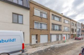 <p>De woning is praktisch ingedeeld en vormt de ideale basis voor wie op zoek is naar een renovatieproject dat volledig naar eigen smaak kan worden afgewerkt.</p>
<p>In de kelderverdieping bevinden zich verschillende compartimenten, ideaal als extra berg- of hobbyruimte. Het gelijkvloers omvat een ruime garage en een bureau/kamer, met rechtstreekse toegang tot de tuin.</p>
<p>Op de eerste verdieping vind je de woonkamer en keuken, die via een trap directe toegang bieden tot de tuin. De tweede verdieping beschikt over een nachthal, een hoofdslaapkamer, en een kinderkamer/dressing die aansluit op de badkamer. Deze ruimte biedt bovendien mogelijkheden om de badkamer te vergroten en een ruime master te creëren. De zolderverdieping kan verder worden ingericht als extra slaapkamer of polyvalente ruimte.</p>
<p>De volledig omheinde tuin biedt rust, privacy en een prachtig verzicht over het groen. Daarnaast is er een handige buitenberging aanwezig.</p>
<p>Houd er rekening mee dat de woning grondige renovatiewerken vereist, maar dit biedt tegelijk een uitstekende opportuniteit voor wie droomt van een woning met karakter en toekomst in een rustige, groene buurt.</p>
<p>Een unieke kans voor wie op zoek is naar ruimte, potentieel en ligging!<br /><br />EPC: 364 kWh/m²<br />Elektriciteit niet conform</p>