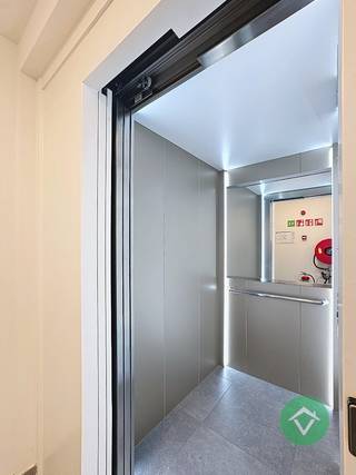 Dit ruim lichtrijke appartement is gelegen in het centrum van Gistel en biedt alle comfort voor een gezin. Met 3 slaapkamers en een bewoonbare oppervlakte van 129 m² is er voldoende ruimte voor iedereen. De badkamer is voorzien van alle nodige faciliteiten voor een ontspannend bad of een verfrissende douche.<br /><br />Het appartement is gloednieuw, met een bouwjaar van 2023, wat betekent dat het voldoet aan de laatste bouwnormen en energie-efficiëntie. De keuken is modern en volledig uitgerust, waardoor koken een plezier wordt. De woonkamer biedt een gezellige ruimte om te ontspannen en tot rust te komen na een lange dag.<br /><br />De ligging van het appartement is ideaal, met winkels, scholen en openbaar vervoer op wandelafstand. Daarnaast is er ook een ruime autostandplaats beschikbaar voor het stallen van een wagen.<br /><br />Dit appartement is de perfecte keuze voor wie op zoek is naar een comfortabele en ruime woonst in het hartje van Gistel. Met zijn moderne afwerking en praktische indeling is het de ideale plek om thuis te komen.<br /><br />Indeling appartement: <br />Gelijkvloers: lift, Gemeenschappelijke afgesloten binnentuin.<br />Verdiep +3: Inkom met apart toilet - leefruimte met open keuken voorzien van ingemaakte kasten, wastafel, inductiekookplaat, dampkap, oven, frigo en vaatwas - 2 terrassen waarvan 1 met prachtig zicht op de kerk en 1 met zicht op de binnentuin - berging/wasplaats - slaapkamer 1 - badkamer voorzien van ligbad, dubbele wastafel en inloopdouche.<br />Verdiep +4: Nachthal met 2 slaapkamers.<br />Verdiep -1: Gemeenschappelijke fietsen-en vuilnisberging - aankoop ondergrondse private parkeerplaats mogelijk (24.000 €).<br /><br />Troeven van dit appartement:<br />- volledig geschilderd<br />- voorzien van warmtepomp<br />- instapklaar<br />- Energielabel A<br /><br />Prijs appartement: 319 000 €<br />Prijs ondergrondse parkeerplaats: 24 000 €<br /><br />Grondwaarde onder verkooprechten en constructiewaarde onder 21 % BTW