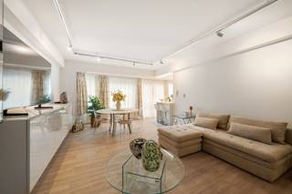 Ruim en volledig gerenoveerd appartement op de vierde verdieping, gelegen op een toplocatie in Oostende, op wandelafstand van het station, de zee, het strand en tal van winkels.<br /><br />Indeling:<br /><br />Inkomhall voorzien van berging en vestiairekasten, afzonderlijk toilet, lichtrijke woonkamer, open volledig ingerichte keuken met wasplaatsmogelijkheid, 3 volwaardige slaapkamers voorzien van ingemaakte kasten, badkamer met inloopdouche en dubbele wastafel, terras achteraan. Privatieve ruime kelderberging. <br /><br />- Elektriciteit conform<br />- Driedubbele beglazing PVC<br />- Diverse ingemaakte kasten<br />- Gemeenschappelijke fietsenberging<br />- Grote privatieve kelderberging.