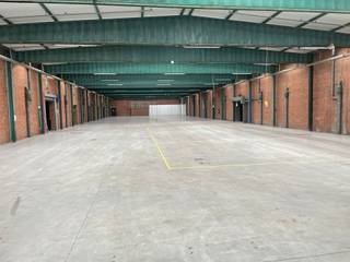 Magazijn van 1.475 m² te huur op een uitstekende locatie. De site biedt een vlotte verbinding naar de E17 en het centrum van Sint-Niklaas ligt vlakbij. De opslagruimte is voorzien van een sectionale poort, overdekte laadkades, grote lichtstraten en warmeluchtblazers. Afhankelijk van de noden kan de oppervlakte flexibel aangepast worden en bestaat bovendien de mogelijkheid om bijkomende kantoorruimtes te huren. Voor het gebouw zijn ruime parkeermogelijkheden voorzien.<br /><br />Het pand is onmiddellijk beschikbaar! <br /><br />Bij interesse, contacteer Structura.biz voor een bezoek ter plaatse!