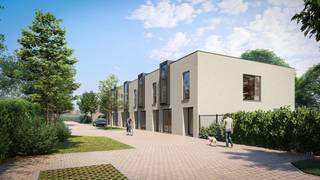 <p>Welkom bij project Watertorenstraat, een duurzaam nieuwbouwproject in het rustige Muizen, een deelgemeente van Mechelen. Dit project bestaat uit 23 hedendaagse woningen die comfort, energie-efficiëntie en een gezinsvriendelijke omgeving combineren, op slechts 3 kilometer van het levendige stadscentrum van Mechelen.</p>
<p>Elke woning is gebouwd met oog voor kwaliteit en duurzaamheid. Vloerverwarming, een warmtepomp en zonnepanelen zorgen voor een energiezuinige en toekomstgerichte woonoplossing.</p>
<p>De woningen zijn ontworpen met het oog op het moderne gezinsleven: ruime en lichtrijke leefruimtes, volledig uitgeruste keukens en privétuinen met een praktische achteruitgang. Elke woning beschikt over drie slaapkamers en een ruime badkamer. Afhankelijk van het woningtype beschikken sommige woningen aanvullend over een dressing en/of een oprit.</p>
<p>De locatie biedt het beste van twee werelden: een rustige woonomgeving met winkels en voorzieningen vlakbij, én een vlotte bereikbaarheid naar het centrum van Mechelen.</p>
<p>De ruwbouwwerken zijn reeds voltooid. Als koper heb je nog de mogelijkheid om de afwerking van je woning te kiezen volgens het voorziene lastenboek. Zo geef je jouw nieuwe thuis een persoonlijke toets.</p>
<p>Neem contact met ons op voor meer informatie of maak een afspraak met onze nieuwbouwspecialist via onze website. Wij begeleiden je graag in elke stap van jouw woontraject.</p>