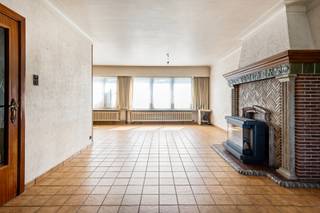 Ruime te renoveren woning nabij het centrum op ca. 695 m².Indeling en omschrijving:U betreedt deze ruime bel-etagewoning via de inkomhal. Hierachter...