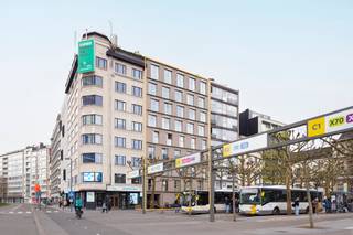 Dit instapklaar, recent appartement is gelegen op de zesde verdieping van residentie "Roosevelt square" op de gekende Rooseveltplaats, vlakbij...