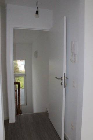 <p>Wonen in deze prachtige studio? Stel je kandidaat via stadsgoed@era.be ! Stuur ons wat info over jezelf en waarom jij graag hier zou willen wonen! Luxestudio op toplocatie! 2de verdieping van een volledig gerenoveerd gebouw. Prachtige straat met herenwoningen, veilige en zeer centrale locatie! Indeling: inkomhal met vestiairenis, leefruimte/slaaphoek, nieuwe keuken, eethoek comfortabele douche en apart toilet. Huurprijs EUR 670/maand, + kosten: provisie 60/maand: water, gas, elektriciteit en EUR 30 verzekering, schoonmaak en verlichting hall. NIET voor studenten! Beschikbaar vanaf 01/09/2026 ! Interesse? Mail dus naar stadsgoed@era.be en vermeld duidelijk naam en GSMnr.</p>