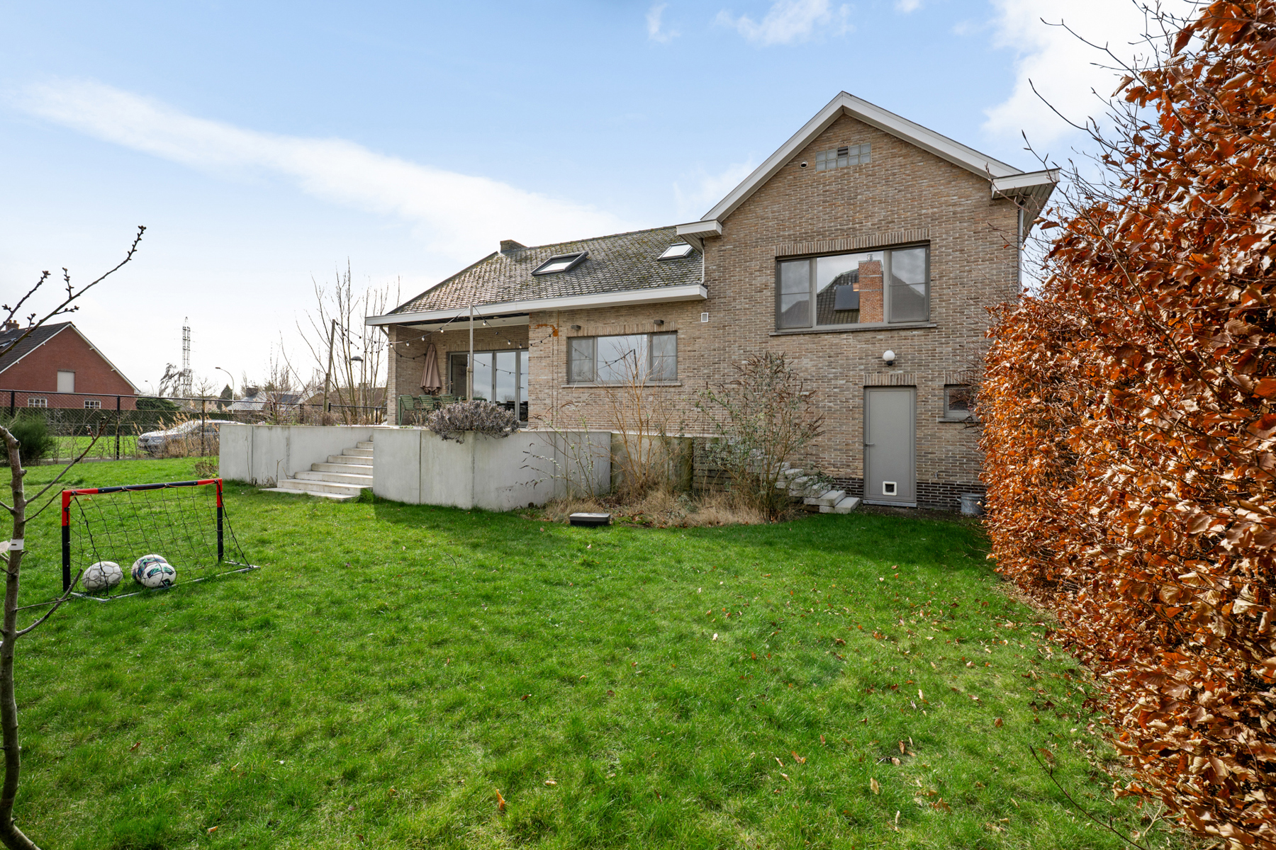 Villa met 5 slpk, 2 badkamers, ruime tuin, garage en kelder - foto 4