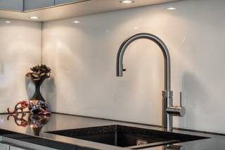 <strong>🏡 Te koop – Instapklare, gerenoveerde gelijkvloerse woning te Balen. Centraal maar rustig wonen.</strong><br /><br />In de Kolfstraat in Balen vinden we deze verzorgde en instapklare gelijkvloerse woning, waar comfort, praktische indeling en onderhoudsgemak centraal staan.<br /><br />✨ Bij het binnenkomen word je verwelkomd in een verzorgde inkomhal met toegang tot de ruime woonkamer.<br />De leefruimte met de natuurlijke lichtinval is een zeer gezellige zithoek.<br />In de woonkamer werd bovendien een afzonderlijke bureauruimte geïntegreerd, ideaal als thuiswerkplek of rustige werkruimte.<br /><br />De woning is voorzien van rolluiken en een domotica-systeem, waarmee onder andere de rolluiken eenvoudig bediend kunnen worden.<br /><br />🛋️ Vanuit de woonkamer is er toegang tot de drie slaapkamers.<br /><br />De badkamer is volledig vernieuwd en is modern en praktisch ingericht.<br />Daarnaast is er een afzonderlijk gastentoilet aanwezig.<br /><br />🍳 De volledig geïnstalleerde keuken is een echte troef. Deze werd vernieuwd en afgewerkt met hoogwaardige materialen en voorzien van alle nodige toestellen.<br />De moderne keuken oogt kwaliteit en biedt alles wat nodig is voor dagelijks comfort.<br /><br />Aansluitend bevindt zich een praktische berging met ingemaakte kasten en aansluitingen voor wasmachine en droogkast.<br /><br />✨ Ook de afwerking van de woning is bijzonder onderhoudsvriendelijk.<br />De vloer in steentapijt is niet alleen stijlvol, maar ook zeer gemakkelijk in onderhoud.<br /><br />🌿 Buiten geniet je van een onderhoudsvriendelijke tuin met een aangenaam afdak, ideaal om op zonnige dagen gezellig buiten te zitten.<br />De tuin werd praktisch aangelegd en vraagt weinig onderhoud.<br /><br />Verder beschikt de woning over een ruime garage met extra opslagruimte en een carport naast de woning. Dus voldoende parkeermogelijkheden.<br /><br />☀️ Extra troeven:<br />- Gelijkvloerse woning met 3 slaapkamers<br />- Vernieuwde badkamer en keuken<br />- Domotica-systeem en rolluiken<br />- Dubbele beglazing met zonwerende beglazing aan de zonnekant<br />- Ruime garage, extra opslagruimte en carport<br />- Onderhoudsvriendelijke tuin met afdak<br />- Gasverwarming<br /><br />🏡 Een comfortabele woning op één niveau, ideaal voor wie op zoek is naar een instapklare woning met een praktische indeling, mooie afwerking en weinig onderhoud.<br /><br />Interesse? Neem gerust contact met ons op voor meer informatie of een bezoek ter plaatse.