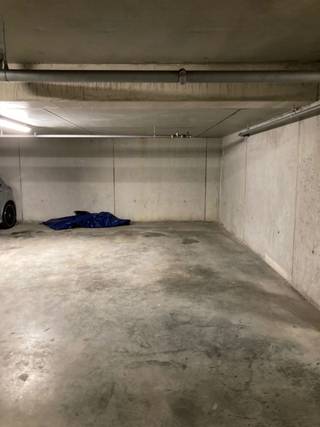 Autostaanplaats in een ondergrondse parkeergarage in het centrum van Poppel. Plaats momenteel verhuurd.