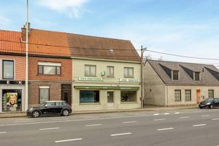 Op zoek naar een pand waar wonen en werken perfect samengaan? Dit handelshuis met woonst, garage en opslagruimte, gelegen op een absolute...