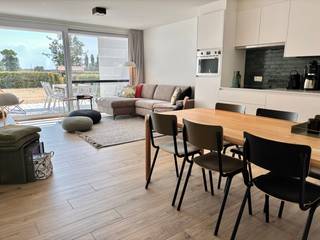 Bijzonder mooie vakantiewoning te Oostduinkerke, met open zicht op 'De Zelte'. Dit klein en modern vakantiedomein bestaat uit 8 'strakke' Zuid-georiënteerde vakantiewoningen met tuintje en 2 parkeerplaatsen én ruime (fietsen)berging.<br />Indeling; inkom met open keuken voorzien van hippe faïence, leefruimte uitgevend op een prachtig terras in tropisch hardhout met voldoende privacy. Aansluitend heb je een privaat tuintje.<br />Het toilet is apart en er is een eerste praktische berging. Om de oppervlakte optimaal te benutten werd er gebouwd in niveaus. We zakken enkele trapjes en komen terecht in de eerste ruime slaapkamer met voldoende plaats voor een dubbel bed en een kast. Als we de trappen naar boven gaan komen we terecht in de nachthal met toegang tot de moderne badkamer met veel opbergmogelijkheden en een tweede slaapkamer, actueel voorzien van een bed met een breedte van 1.60m. Aan de voorzijde van de woning is er een buitenberging voorzien van fietshaken en voldoende ruimte om nog andere zaken te stallen. De afwerking is niet alleen top qua kwaliteit maar ook qua look.<br /><br />Deze vakantiewoning kan aangekocht worden met alle meubels en toestellen.<br /><br />Bel Dries, ook op zon-en feestdagen, 0478/937.935, of kom langs op kantoor 'Immo Maritiem' naast het kerkje in Nieuwpoort-bad.