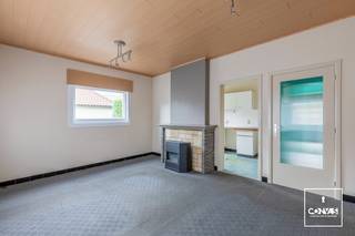 Gelegen in een <strong>rustige en aangename woonwijk te Mariakerke</strong>, bevindt zich deze interessante opbrengsteigendom met <strong>2 appartementen</strong>, een tuin en <strong>2 garageboxen</strong>. Het gebouw dateert van 1966 en is een <strong>stevige en degelijke constructie</strong> die altijd goed is onderhouden. De grote hoeveelheid aan winkels, scholen en andere faciliteiten zorgen voor een levendige buurt.<br /><br />Het appartement op de gelijkvloerse verdieping is toegankelijk via een afzonderlijke inkom en heeft nood aan een <strong>flinke opfrisbeurt/renovatie</strong>. Recent werden wel overal <strong>nieuwe ramen</strong> geplaatst.<br /><br />Via de afzonderlijke inkom aan de voorzijde van het gebouw is er toegang tot het appartement op de tweede verdieping. Dit appartement verkeert in <strong>goede staat</strong>. Momenteel is het appartement verhuurd aan trouwe huurders die er al meer dan 35 jaar wonen. Via dit appartement is er toegang tot de zeer <strong>ruime en praktische zolder</strong>, die nog potentieel biedt voor het creëren van een extra slaap-/hobbykamer.<br /><br />Beide appartementen beschikken over een woonkamer met eetplaats en keuken aan de voorzijde, een badkamer en twee slaapkamers.<br /><br />Uiteraard is het ook perfect mogelijk om zelf één van de appartementen te bewonen en het andere te verhuren of om het pand te gebruiken als bijvoorbeeld <strong>kangoeroewoning</strong>.<br /><br />De 2 garageboxen dienen aangekocht te worden voor elk € 26.000.<br /><br />Wenst u deze opbrengsteigendom zelf te komen verkennen? Contacteer Theo Wyseur voor meer info en/of een bezoek via <strong>Theo@convas.be</strong>.