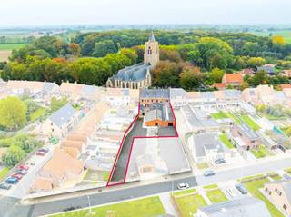 Polyvalente eigendom met ruime, instapklare woning, handelsruimte én enorme loods. Ideaal voor zelfstandigen. De 1.150m² grond heeft ontsluiting aan 2 straatzijden. <br /><br />INDELING: <br /><br />HUIS: <br />Gelijkvloers: Inkomhal - Ruime woonkamer met open en volledig ingerichte keuken - Badkamer voorzien van lavabo, toilet en inloopdouche - Extra bergruimte in de aanbouw. <br /><br />Verdiep +1: Ruime en lichtrijke nachthal - 7 zeer ruime slaapkamers - Toilet en doucheruimte. <br /><br />Verdiep +2: 2 zeer ruime zolders, elk toegankelijke via een aparte trap. <br /><br />WINKEL: <br />Winkelruimte van om en bij de 275m². Dit kan tevens perfect gebruikt worden als opslagruimte. <br /><br />LOODS: <br />Loods van om en bij de 225m². <br /><br />TOTALITEIT: Handelsruimte/opslagruimte 500m²!! <br /><br />ALGEMEEN: <br />- Polyvalente eigendom met tal van mogelijkheden<br />- 275 m² handelsoppervlakte! <br />- 225m² loods voor opslag <br />- Strategische locatie <br />- Gunstig EPC! <br /><br />Bestuursmaatregelen in het maatregelenregister: nee