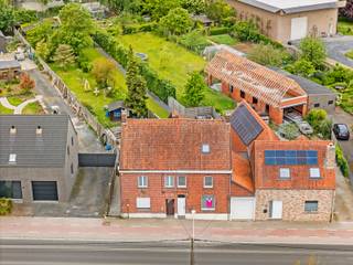 Deze instapklare woning mét garage is gelegen vlakbij het centrum van Westrozebeke.<br /><br />Op de gelijkvloerse verdieping is volgende indeling aanwezig: inkomhal, kelder, lichtrijke woonkamer, volledig geïnstalleerde keuken, toilet, badkamer / wasplaats, grote garage (met berging), terras, zonnige tuin met tuinberging.<br />Op de eerste verdieping zijn 3 volwaardige slaapkamers aanwezig.<br />Op de tweede verdieping (te bereiken met een vaste trap) kan er nog een (of twee) slaapkamers voorzien worden.<br /><br />PLUSPUNTEN:<br />- 4 SLAAPKAMERS MOGELIJK<br />- GROTE TUIN<br />- GARAGE<br />- CONFORME ELEKTRICITEIT<br /><br />De prijs is een VANAFPRIJS.