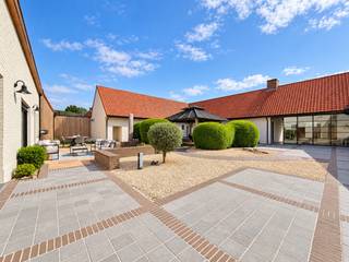 <strong>MULTIFUNCTIONELE EIGENDOM IN HOEVESTIJL </strong>op een perceel van 1.280 M², met een <strong>ZUIDGERICHTE TUIN </strong>én een unieke combinatie van <strong>WONEN, WERKEN EN ONDERNEMEN</strong>. Wat ooit een hoevewoning was, groeide uit tot een bijzonder geheel met een verrassende binnenplaats en een <strong>KLASSEVOL POLYVALENT LOFTGEBOUW (134M</strong>²<strong>)</strong>, gerealiseerd in 2002 en eveneens geschikt voor woongebruik.<br /><br />De eigendom biedt een indrukwekkende hoeveelheid ruimte met maar liefst<strong> 6 SLAAPKAMERS, 2 BADKAMERS en MEERDERE SANITAIRE VOORZIENINGEN</strong>. Aan de achterzijde kunnen nog 2 extra kamers gecreeerd worden. De verschillende gebouwen en ruimtes lenen zich uitstekend voor een <strong>RUIME GEZINSWONING</strong>, maar evengoed voor de combinatie van <strong>WONEN EN WERKEN</strong>, een vrij beroep, kantoor- of praktijkruimte of andere professionele invullingen.<br />Ook de voorbije jaren werd aanzienlijk geïnvesteerd in het geheel. Zo werden onder meer de <strong>KEUKEN VOLLEDIG VERNIEUWD</strong>, vloeren en leefruimtes aangepakt, gevels gekaleid, terras en overkapping vernieuwd en maatwerk toegevoegd. Recent werden ook de TRAP- EN NACHTHAL, HET BUITENSCHRIJNWERK en de AUTOMATISERING VAN DE ROLLUIKEN aangepakt.<br /><br />Een KARAKTERVOL EN VEELZIJDIG GEHEEL voor wie op zoek is naar R<strong>UIMTE, AUTHENTICITEIT en TAL VAN INVULLINGSMOGELIJKHEDEN </strong>op één locatie.<br /><br />Een bijkomende en bijzondere opportuniteit is de <strong>MOGELIJKHEID TOT AANKOOP</strong> VAN de <strong>AANPALENDE GROND</strong>, waardoor een verbinding kan worden gecreëerd richting DE SCHELDE EN DE PLEZIERHAVEN.<br /><br />Adres: Ten Hove 11, 8581 Kerkhove<br /><br />EPC-label C; P-score: A, G-score: A; Bestuursmaatregelen in maatregelenregister: neen; Vrij bij akte.<br /><br />