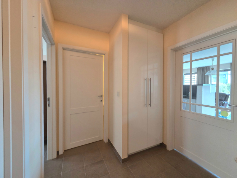 INSTAPKLAAR GELIJKVLOERSAPPARTEMENT MET TUIN EN STAANPLAATS - foto 3