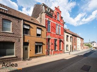 In het centrum van Eeklo vindt u deze unieke burgerwoning, gebouwd in 1907 en tot op vandaag een toonbeeld van grandeur en karakter. Met haar prachtige eclectische gevel, verfijnde details, een charmant oeuil-de-boeuf en stijlvol dakvenster straalt dit pand een tijdloze elegantie uit.<br /><br />Vanaf het binnenkomen zal je direct de authentieke sfeer van weleer ervaren.Momenteel wordt de eigendom uitgebaat als succesvolle B&amp;B, maar ze leent zich evengoed tot een ruime en karaktervolle gezinswoning dankzij de 318m² woonoppervlakte. Achter de statige gevel ontdekt u hoge plafonds,  originele parketvloeren en authentieke elementen die het rijke verleden eer aandoen. <br /><br />De indeling is bijzonder praktisch en tegelijk stijlvol: vijf ruime slaapkamers, elk voorzien van een eigen badkamer en toilet, garanderen comfort en privacy. Een sfeervolle leefruimte met authentieke afwerking nodigt uit tot gezellig tafelen.Twee grote kelders bieden meer dan voldoende bergruimte of mogelijkheden voor hobby’s en wijnopslag. Buiten is er een groene stadstuin met zalig terras, deels overdekt, om te ontspannen tijdens lange zomeravonden.<br /><br />Dankzij de centrale ligging in Eeklo geniet u van alle voorzieningen op wandelafstand: gezellige horecazaken, winkels, openbaar vervoer en het levendige stadsleven liggen letterlijk om de hoek. Toch blijft de woning een oase van rust, ideaal voor wie in een karaktervol pand wil wonen dat geschiedenis ademt in centrum Eeklo.<br /><br />Deze eigendom is een buitenkans voor wie op zoek is naar een unieke woning met ziel en karakter, of voor wie een commerciële invulling zoals B&amp;B, guesthouse of kantoorruimte overweegt.<br /><br />De vermelde prijs van € 399.000,00 is een startprijs. Elk hoger voorstel zal worden meegedeeld aan de verkopers.<br /><br />Contacteer ons voor meer informatie of een verhelderend bezoek ter plaatse:<br />09/377 31 77