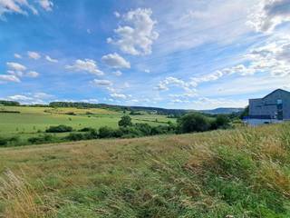 <p><span>Een perceel bouwgrond voor gesloten bebouwing </span><span><span>in een woongebied met een landelijk karakter,</span></span><span> gelegen, aan de straat Hameau de Xhignesse  met een oppervlakte volgens meting van zes are achtenveertig centiare (6a 48ca).</span></p><p><span> </span><span> </span><span></span></p>