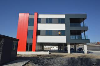 Instapklare nieuwbouwkantoren te huur met verschillende oppervlaktes, gelegen te Liederkerke op een makkelijk bereikbare locatie met...