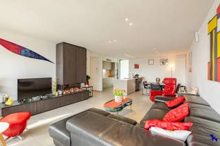 Welkom in Rumst!<br /><br />Op zoek naar een stijlvol appartement met zicht op het water vlakbij E19 & A12?<br /><br />Dit appartement combineert comfort, licht en ruimte op een toplocatie aan het water. Het ruime terras biedt een prachtig zicht op het water, terwijl de grote ramen de woonkamer vullen met natuurlijk licht en een open, aangename sfeer creëren.<br /><br />De indeling is praktisch en doordacht. De open woonkamer en moderne keuken vormen het hart van de woning, ideaal om samen te zijn of gasten te ontvangen. Twee ruime slaapkamers zorgen voor privacy en flexibiliteit, terwijl de lift in het gebouw het dagelijkse comfort extra verhoogt.<br /><br />Een echte troef is het ruime binnenzwembad, exclusief voor bewoners. Het is de perfecte plek om te ontspannen, te sporten of gewoon even te genieten van een rustig moment, ongeacht het weer buiten.<br /><br />Bij het appartement horen twee privatieve autostaanplaatsen en deze zijn inbegrepen in de prijs.<br /><br />Extra troeven:<br />Enkel eigenaars als bewoners<br />Bezoekersparking aanwezig<br />Gunstig EPC-label A<br /><br />Interesse gewekt? Contacteer ons kantoor via info@hiro.be of 03 230 00 14!