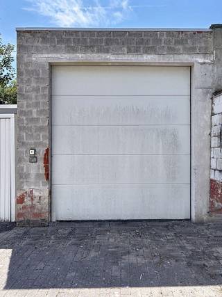 <p>Deze garagebox is gelegen te Elfjulistraat 93, box 10.<br />Toplocatie: rustige buurt, vlot bereikbaar.<br /><br />Ideaal voor omwonenden om zelf te gebruiken of als investering.<br />Inhoud: 72,11 m³ (5,9 m lang, 3,364 m breed, 3,633 m hoog).<br /><br />Prijs: 40.000 euro exclusief kosten.<br /><br />Voor meer info en/of bezoek bel Catherine Bourda op 0476/665521.</p>