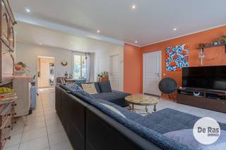 DENDERMONDE - Deze verzorgde woning kunt u vinden in Schoonaarde, een deelgemeente van Dendermonde. <br />Met een perceeloppervlakte van 1026m² beschikt deze woning over een mooie buitenruimte. <br /><br />Naar indeling toe beschikt de woning op het gelijkvloers over een ruime inkomhal, een mooie, lichtrijke woonkamer voorzien van een inbouwcassette, een eerste badkamer met douche en toilet, een keuken met zicht en toegang naar de tuin en een ruime inpandige garage voorzien van een sectionale poort, alsook nog een kelder. <br />Op de eerste verdieping bevinden zich naast de nachthal, 3 ruime slaapkamers met hoge plafonds en de mooie houten balken die nog zichtbaar gehouden zijn, een bureauruimte en een tweede moderne badkamer voorzien van alle comfort met ligbad, dubbele wastafel en een tweede toilet.<br />De mooie tuin biedt de nodige privacy door het achterliggende groen. <br /><br />In de directe omgeving bevinden zich winkels, scholen, het openbaar vervoer en de invalswegen richting Aalst en richting Dendermonde. <br /><br />Kortom: Bent u op zoek naar een instapklare woning met drie/vier slaapkamers, garage en een leuke ruime tuin? Maak dan snel uw afspraak!<br />Info of bezoek: 053/60.65.60. <br /><br />De vermelde prijs is een richtprijs. Na ontvangst van de biedingen zal de verkoper beslissen of hij/zij de eigendom verkoopt aan het beste bod. De richtprijs is aldus niet bindend voor de verkoper. Voor meer info kunt u ons contacteren of het reglement raadplegen op onze website.