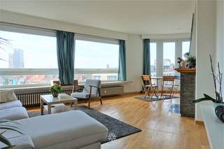 <p><span>GENT - Kortrijksesteenweg: Op zoek naar een</span><span> centraal gelegen appartement met terras te huur in Gent? </span><span>Dan is dit pand mogelijks iets voor u.</span></p><p><span> </span></p><p><span>De belangrijkste troeven in een notendop:</span></p><ul><li><span>Gelegen op wandelafstand van het station Gent-Sint-Pieters</span></li><li><span>Subliem zicht over Gent</span></li><li><span>Vlot bereikbaar met het openbaar vervoer, fiets of auto</span></li><li><span>Ruime slaapkamers</span></li></ul><p><span> </span></p><p><span>Indeling:</span></p><p><span>Inkomhal met vestiaire, geïnstalleerde keuken met terrasje, ruime leefruimte, toilet , 2 ruime slaapkamers, badkamer (ligbad/douche, lavabomeubel en aansluiting voor wasmachine). Inclusief kelderberging.</span></p><p><span> </span></p><p><span>Beschikbaar vanaf 01/04/2026. Domicilie verplicht.</span></p><p><span>Huurprijs: € 950 + € 160 euro (onderhoud AD, privé verwarming en waterverbruik). Elektriciteit afzonderlijk af te rekenen.</span></p><p><span> </span></p><p><span>Neem contact op met Axel Lenaerts makelaars voor een bezoek via onze website.</span></p>