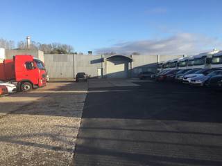 - ca. 840m² magazijn- ca. 250m² kantoor- ca. 1.500m² verhard terrein- verhard terrein is omheind- op 200m² van de A12- beschikbaar : onmiddelijk-...