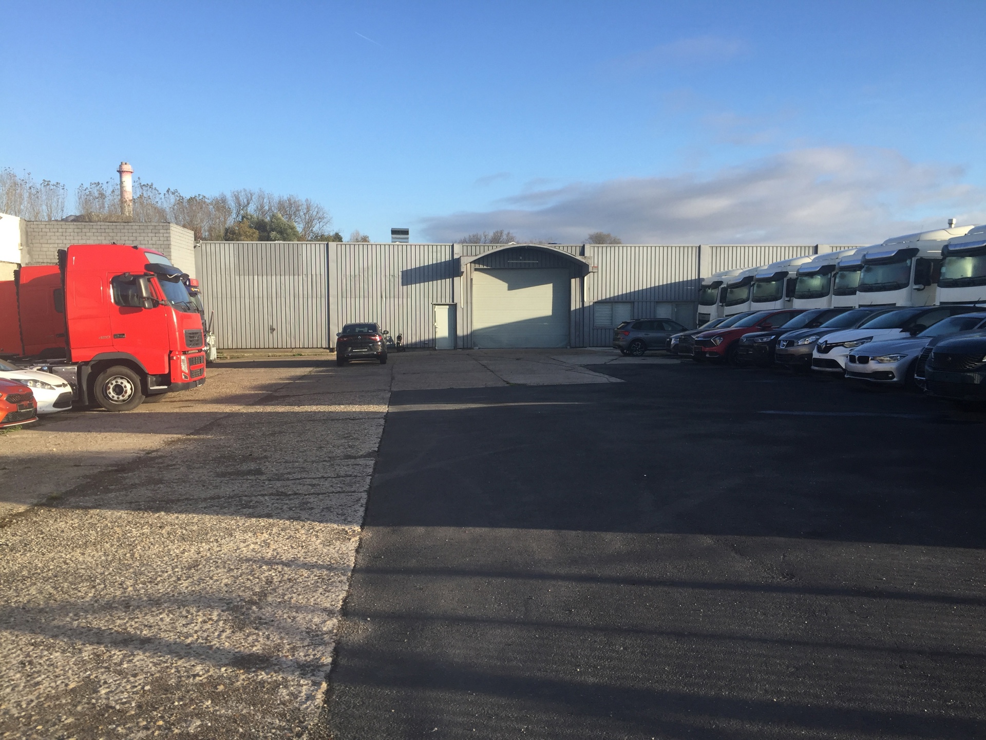 Magazijn met verhard en omheind terrein te huur. - foto 1