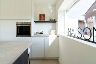 Meer info of een afspraak? Bel of sms Isabelle op 0494 89 71 09. In de Europalaan 98 te Gullegem bevindt zich deze volledig vernieuwde en...