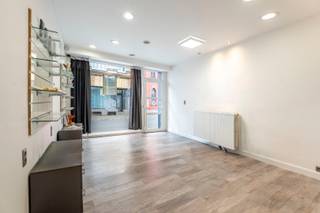 Op zoek naar een ruime woning met karakter en potentieel, gelegen in het hart van Menen? Dan is dit pand absoluut een bezoek waard! Dankzij de centrale ligging bevindt u zich op wandelafstand van winkels, scholen, openbaar vervoer en andere faciliteiten.<br /><br />Deze ruime rijwoning beschikt over een gunstig EPC C en biedt tal van mogelijkheden, zowel voor eigen bewoning als voor een combinatie van wonen en werken.<br /><br />Op het gelijkvloers bevindt zich een polyvalente ruimte die perfect kan worden ingericht als een ruime en gezellige leefruimte maar evengoed kan dienen als handels- of praktijkruimte. Ideaal voor wie flexibiliteit zoekt! Aansluitend vinden we een zeer ruime keuken voorzien van alle nodige toestellen. Bovendien is er achterliggend nog een gastentoilet.<br /><br />Verder beschikt deze woning over vier volwaardige en ruime slaapkamers, een badkamer voorzien van douche en nog een tweede toilet op de eerste verdieping. Hierdoor is deze eigendom uitermate geschikt voor grotere gezinnen of voor wie graag wat extra ruimte heeft.<br /><br />Troeven:<br />- Centrale ligging in Menen<br />- EPC C – geen renovatieverplichting<br />- Elektriciteit is conform het AREI<br />- 4 ruime slaapkamers<br />- Mogelijkheid tot handelsruimte of ruime living<br />- Gezellige en onderhoudsvriendelijke buitenruimte<br /><br />Plan vandaag nog uw bezoek en laat u verrassen door deze zeer ruime woning in het hartje van Menen.<br /><br />UC: 20251106-0003566468-RES-2 EPC: 253KWh<br />ref: RVP/26033/K