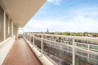 <h2><strong>Ruim appartement met balkon en open zicht in verzorgde residentie</strong></h2>
<p><span>In een verzorgde residentie met lift, op wandelafstand van winkels, openbaar vervoer en groen vinden we dit appartement terug op de zesde verdieping.</span></p>
<h3><strong>Indeling</strong></h3>
<ul>
<li>
<p><span><strong>Inkomhal</strong> met vestiairekasten en praktische berging</span></p>
</li>
<li>
<p><span><strong>Lichte leefruimte</strong> met grote raampartijen, toegang tot het balkon en een open zicht over de omgeving</span></p>
</li>
<li>
<p><span><strong>Volledig uitgeruste keuken</strong> met oven, kookplaat, dampkap, dubbele spoelbak en veel kastruimte</span></p>
</li>
<li>
<p><span><strong>Badkamer</strong> met lavabo, spiegelkast, verlichting en douchecabine</span></p>
</li>
<li>
<p><span><strong>Slaapkamers</strong> met ingebouwde kasten, grote ramen en voldoende ruimte voor dressing of bureau</span></p>
</li>
<li>
<p><span><strong>Apart toilet</strong></span></p>
</li>
<li>
<p><span><strong>Ruim balkon</strong> over de volledige lengte, met glasbalustrade en panoramisch zicht<br /></span></p>
</li>
</ul>
<span></span>
<h3><strong>Extra informatie<br /></strong></h3>
<ul>
<li>
<p><strong>EPC </strong>Label <strong>B </strong>= 121 kWH m²/j</p>
</li>
<li>
<p><strong>Elektriciteit conform!</strong></p>
</li>
<li>Gemeenschappelijke verwarming met lage kosten!<br /><br /></li>
<li>Inclusief <strong>kelderberging</strong><br /><br /></li>
<li>Verkoop onder het <strong>registratiestelsel</strong></li>
</ul>
<h2>Bezoek ter plaatse</h2>
<p><span>Contacteer <strong>Vastgoed03</strong> via <strong>03 568 03 03</strong> of <strong>info@vastgoed03.be</strong> voor meer informatie of een bezoek.</span></p>