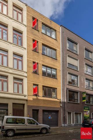 <strong>Opbrengsteigendom met 4 app + magazijn met vergunning tot 5e unit op toplocatie Kievitwijk</strong><br /><br />
<p>We bieden u dit uitstekend gelegen opbrengsteigendom aan in de bruisende Kievitwijk, op wandelafstand van het Centraal Station en het Mediaplein. De Wipstraat bevindt zich in een dynamische en sterk ontwikkelende buurt van Antwerpen, met een ideale combinatie van stedelijke levendigheid en uitstekende bereikbaarheid. Openbaar vervoer, winkels, horeca en scholen bevinden zich in de onmiddellijke omgeving, terwijl ook het Stadspark en het historisch centrum zich op een boogscheut bevinden.</p>
<p>Het gebouw, opgericht in 1964, omvat vier volledig gerenoveerde appartementen (2019) en een ruim magazijn op het gelijkvloers. Dit magazijn beschikt bovendien over een reeds goedgekeurde bouwaanvraag voor functiewijziging naar een bijkomend appartement, wat een interessante meerwaarde en optimalisatie van het rendement mogelijk maakt.</p>
<p>De appartementen zijn telkens ca. 75 m² groot en werden kwalitatief vernieuwd met aandacht voor comfort en duurzaamheid. Daarnaast beschikt het gebouw over een gemeenschappelijke kelder en een fietsenstalling op het gelijkvloers, wat extra praktisch comfort biedt voor de bewoners.<br /><br /><strong><span>Indeling:</span></strong></p>
<ul>
<li>Gelijkvloers:<br /><em>Magazijn van ca. 75 m² met poort – momenteel niet verhuurd – vergunning aanwezig voor omvorming naar appartement – EPC label B</em>
<ul>
<li><em>gemeenschappelijke kelder en fietsenstalling</em></li>
</ul>
</li>
<li>1e verdieping (APP 101):<br /><em>Appartement met 2 slaapkamers, badkamer, apart toilet, berging, ruime leefruimte, volledig geïnstalleerde keuken en terras van ca. 6 m² – EPC label D (door ligging boven onverwarmde ruimte)</em></li>
<li>2e verdieping (APP 201):<br /><em>Appartement met 2 slaapkamers, badkamer, berging, ruime leefruimte, volledig geïnstalleerde keuken en terras van ca. 2 m² – EPC label B</em></li>
<li>3e verdieping:<br /><em>Gelijkaardig appartement met 2 slaapkamers en terras van ca. 2 m² – EPC label B</em></li>
<li>4e verdieping:<br /><em>Gelijkaardig appartement met 2 slaapkamers en terras van ca. 2 m² – EPC label C</em></li>
</ul>
<p><br />Alle appartementen zijn verhuurd aan correcte huurders. De huurcontracten en bijhorende documentatie zijn beschikbaar op aanvraag.<br /><br /><br /><strong>Technische kenmerken:</strong></p>
Individuele meters voor water, gas en elektriciteit<br />Ramen vernieuwd met dubbele beglazing<br />Dak en achtergevel geïsoleerd<br />Volledige renovatie van de appartementen in 2019 (vloeren, keukens, badkamers en sanitair)<br /><strong><br />Bijkomende troeven:<br /></strong><br />Topligging in de gegeerde en opkomende Kievitwijk<br />Op wandelafstand van Antwerpen-Centraal en het Mediaplein<br />Uitstekende bereikbaarheid met openbaar vervoer en invalswegen<br />Nabij winkels, scholen en horeca<br />Dicht bij het Stadspark en het centrum van Antwerpen<br />Vergund gebouw met conforme indeling<br />Elektrische installaties conform<br />Asbestattesten in opmaak – geen vermoeden van asbest<br />Extra potentieel door mogelijkheid tot creëren van een 5e appartement<br />
<p><br />Onderaan bij “documenten en plannen” vindt u alle relevante documenten.</p>
<p>Interesse in dit veelzijdige opbrengsteigendom? Neem gerust contact op met Xander op xander@reds.be of op 0497 18 10 84 voor meer informatie of een bezoek ter plaatse.</p>