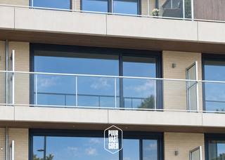 Dit comfortabel appartement op de tweede verdieping van een recente en verzorgde residentie (Res. Julie), ligt op het stationsplein. Het appartement met zijn leefruimte (6 meter breed!) en terras vooraan, biedt zicht op dit leuke plein, en geniet van een bijzonder interessante ligging en vlotte bereikbaarheid.<br />Het bestaat uit een inkomhal, toilet, leefruimte met een halfopen volledig ingerichte keuken, een wasplaats/berging, 2 slaapkamers en een badkamer. Bij het appartement hoort een geriefelijke berging beneden.<br />Thans is het appartement verhuurd. De foto's binnenin zijn via A.I. naar inkleding wat bewerkt, maar geven wel de ruimtes en de positie en de proportie van de meubels getrouw weer.<br />Ook als investering is dit een mooie opportuniteit. Het station vlakbij zorgt voor een zeer vlotte verhuurbaarheid. Bovendien is Beernem bijzonder aangenaam wonen. <br /> Interesse? Boek vlug uw bezoek thierry@puurvastgoed.be !