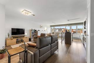 Dit vernieuwde 3-slaapkamerappartement ligt in de Fonteinstraat, een zijstraat van de levendige Brusselsestraat, pal in het centrum van Leuven en vlak bij winkels, supermarkten, bushaltes, campussen en Gasthuisberg. Met ca. 110 m², waarvan 100 m² bewoonbaar en 10 m² terras, combineert het ruimte, comfort en een zeer energiezuinig EPC-label A. Via de inkomhal met vestiairekasten aan weerszijden bereikt u de zeer ruime, lichtrijke leefruimte met open keuken en eiland, uitgerust met volledig vernieuwde toestellen. Verder zijn er drie slaapkamers, waarvan twee met airco (2022), een apart toilet en een badkamer met nieuwe douche. Vanop het terras op de zevende verdieping geniet u van een adembenemend uitzicht op de Sint-Pieterskerk en het hart van Leuven. De voorbije jaren werden tal van vernieuwingen uitgevoerd, waaronder hoogrendementsbeglazing, nieuwe radiatoren, vloeren, keukenapparatuur en sanitair. Aan de voorzijde wordt nog een zonnescherm met solarsysteem geplaatst. Ook het gebouw werd recent vernieuwd met onder meer renovatie van het dak, lift en gemeenschappelijke deuren. Extra troeven zijn een dubbele staanplaats in de overdekte garage en een privatieve kelderberging. De elektriciteit is conform en het appartement is asbestveilig. Kortom: een volledig up-to-date appartement met drie slaapkamers en twee staanplaatsen, midden in de Leuvense binnenstad. Een buitenkans! Interesse? Contacteer ons via info@homies.be of 016 22 82 22.