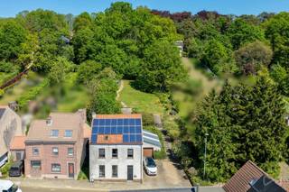 In een rustige en gegeerde buurt van Kessel-Lo bevindt zich deze charmante woning op een prachtig groen perceel van maar liefst 15 are. Dankzij de uitstekende ligging geniet u hier van een vlotte bereikbaarheid richting Leuven, winkels, scholen, openbaar vervoer en belangrijke verbindingswegen, terwijl u toch volledig tot rust komt in een groene woonomgeving.<br /><br />De woning biedt alle ruimte voor een gezin dat op zoek is naar comfort en potentieel. U vindt er onder meer 4 ruime slaapkamers, een zolder, een vernieuwde gelijkvloerse badkamer (2020) en een volledig geïnstalleerde keuken uit de jaren ’90 die stijlvol overvloeit in de geïntegreerde keukentafel.<br /><br />De karaktervolle massief houten trap benadrukt het duurzame en kwalitatieve karakter van de woning. Verder wordt de woning verwarmd via een energiezuinige gascondensatieketel uit 2017 en zorgen de 20 zonnepanelen voor een extra energetische troef.<br /><br />Ook praktisch scoort deze woning sterk dankzij de ruime oprit met plaats voor minstens 2 wagens en een bijkomende garage.<br /><br />Buiten wordt u werkelijk verrast door de royale tuin met verschillende terrassen, waar u op elk moment van de dag kan genieten van rust, groen en een prachtig vergezicht over de skyline van Leuven. Een unieke setting die zelden te vinden is in deze regio.<br /><br />Een eigendom met ruimte, charme en een topligging in het geliefde Kessel-Lo. Plan vandaag nog uw bezoek in en ontdek zelf de troeven van deze unieke woning.