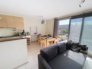 Cet appartement comprend : - hall avec vestiaire intégré - salon avec cuisine ouverte - terrasse avant- rangement séparé - 2 chambres- salle de bain...