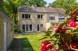 <span>Op een gegeerde locatie in Sint-Kruis wordt deze halfopen woning te koop aangeboden, met 3 slaapkamers, aparte garage en een prachtige zongerichte tuin (perceel van 693 m²).</span><br /><br /><span>Het gelijkvloers bestaat uit een praktsiche inkomhal met ingemaakte kasten en apart toilet, een lichtrijke leefruimte en een te renoveren keuken met zicht op de heerlijke tuin. De eerste verdieping biedt 3 slaapkamers en een praktische badkamer (ligbad, toilet en wastafel). Bovendien is er nog een ruime zolder aanwezig, bereikbaar via een valtrap in de gang. Naast de woning is er een grote oprit met aparte garage, wasruimte en een tuinberging.</span><br /><br /><span>De woning bevindt zich in een residentiële en kindvriendelijke buurt te Sint-Kruis, vlakbij alle voorzieningen en middenin een groenrijke omgeving (Paalbos, Ryckeveldebos en Gemene Weidebeek op een boogscheut).</span><br /><br /><span>Dit renovatiepand (huidig EPC F) met typische jaren-70 elementen kan omgetoverd worden tot de perfecte gezinswoning. Alle voorzieningen zijn aanwezig, waardoor het eventueel mogelijk is om de woning onmiddellijk te betrekken en in fasen te renoveren.</span><br /><br /><span>Aarzel niet om deze buitenkans te bezichtigen en contacteer Els van Immo de Stoute!</span>
