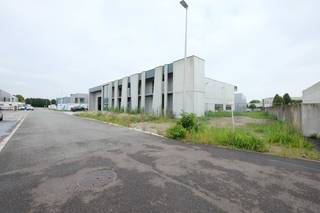 Samenvatting:
<ul>
	<li>Perceel van ± 20 are</li>
	<li>Bedrijfshal ± 700 m² met ±6 meter vrije hoogte</li>
	<li>Atelier/opslagruimte ± 60 m² (hoogte ca. 3m10)</li>
	<li>Uitgeruste keuken </li>
	<li>Bureelruimte ± 100 m², vrij in te richten</li>
</ul>
Op een goede locatie te Alfajetlaan 2211 in Sint-Truiden biedt deze bedrijfsruimte op een perceel van net geen 20 are tal van mogelijkheden voor ondernemers die ruimte, bereikbaarheid en flexibiliteit zoeken.<br /><br />De hal zelf beslaat ongeveer 700 m² en is dankzij de vrije hoogte van 6 meter perfect geschikt voor uiteenlopende bedrijfsactiviteiten zoals productie, opslag of logistiek. Aanpalend vinden we een extra ruimte van circa 60 m² die dienst kan doen als atelier of bijkomende opslagplaats, met een hoogte van ongeveer 3m10. Verder is er een volledig uitgeruste keuken die kan dienst doen als vergaderruimte of refter. De bovengelegen bureelruimte van ongeveer 100 m² biedt nog de vrijheid om in te richten volgens uw eigen noden, van kantoor tot showroom.<br /><br />Dankzij de indeling en de oppervlakte is dit een interessante uitvalsbasis voor zowel kmo’s als bedrijven die op zoek zijn naar uitbreiding of centralisatie van hun activiteiten.<br /><br />Interesse? Neem contact op met Aktimmo voor een bezoek en een verkenning van de mogelijkheden.