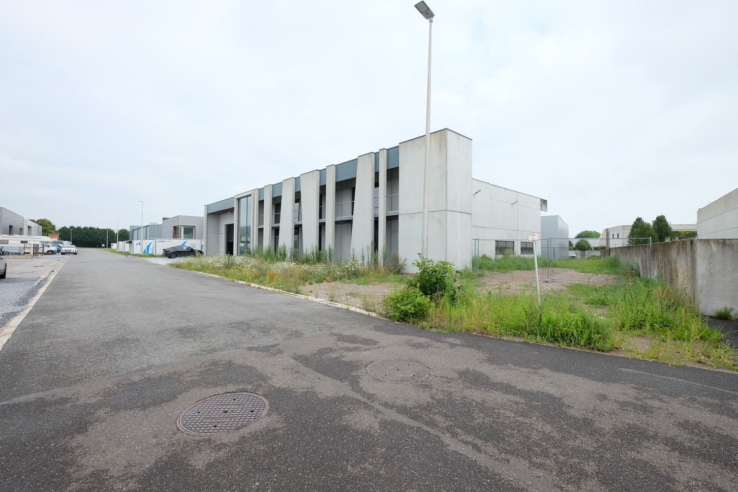 Goed gelegen bedrijfsgebouw te Sint-Truiden te huur - foto 3