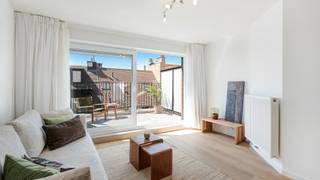 Prachtig duplex-appartement met een magnifiek zonneterras, rustig gelegen in het centrum van Heist. De locatie is uitstekend. Zo hebt u alle voorzieningen (bakker, slager, apotheker, …) binnen handbereik en ligt het strand op enkele minuten wandelen.<br /><br />Door het recent bouwjaar profiteert u van een energielabel B (op het randje van een A) en een volledig conforme elektriciteitskeuring.<br /><br />Indeling: <br />Verdieping 4: inkom met een apart toilet, een zeer grote en volledig ingerichte keuken met veel licht en een mooie woonkamer met toegang tot het ruim zonneterras. <br />Verdieping 5: twee slaapkamers en een ruime badkamer met een inloopdouche en extra toilet.<br /><br />Mooi aanbod voor zowel vaste bewoning als tweede verblijf.<br /><br />Meer informatie of een vrijblijvend bezoek?<br />Contacteer Willem Cauwels op tel. 050/89.27.70.