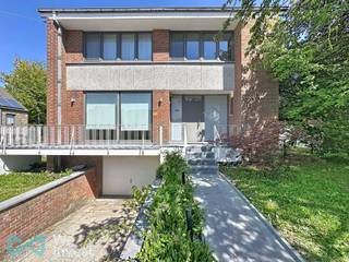 <p>Gelegen in een rustige en gegeerde residentiële wijk van <span>Rixensart</span><span>, vlak bij het centrum, de winkels en op slechts enkele minuten van het station, biedt deze volledig gerenoveerde woning een ideale woonomgeving die comfort en bereikbaarheid combineert.</span></p>
<p>De woning beschikt over drie slaapkamers en één badkamer en werd volledig van binnen gerenoveerd. Vandaag biedt ze moderne, lichtrijke en aangename leefruimtes. Daarnaast geniet de woning van een mooie tuin, een garage en een parkeerplaats voor de garage.</p>
<p>Een bijzonder interessant element: er zijn momenteel belangrijke werken aan de gang om de energieprestaties van de woning aanzienlijk te verbeteren. Het dak wordt volledig vernieuwd en geïsoleerd, er worden zonnepanelen geplaatst en ook een laadpaal voor elektrische voertuigen wordt voorzien. Deze werken zouden rond juni afgerond moeten zijn.</p>
<p>De woning beschikt momenteel over een <span><b>EPC-score E</b></span><span> (20260414043846, 365 kWh/m²/jaar en 55.461 kWh/jaar), die na de werken zal verbeteren naar een </span><span><b>EPC C</b></span><span>, wat zorgt voor meer comfort en een geoptimaliseerd energieverbruik vanaf de start van de huur.</span></p>
<p><b>Huurprijs: €1.750 + €50 kosten</b></p>
<p>Een zeldzame opportuniteit in een kwalitatieve omgeving, zeker een bezoek waard.</p>