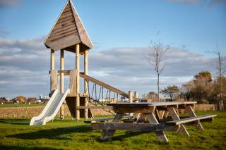 Roobaertpark is de perfecte groene en duurzame verkaveling voor jouw droomwoning!<br />Gelegen in Roeselare, biedt Roobaertpark een unieke kans om te genieten van een moderne levensstijl met een milieuvriendelijk tintje.<br /><br />Wat Roobaertpark echt onderscheidt, is de verbinding met het warmtenet van de verbrandingsoven van Roeselare. Door dit innovatieve warmtenet, profiteer je van duurzame en efficiënte verwarming, wat resulteert in lagere energiekosten en een verminderde ecologische voetafdruk. Hier kun je met een gerust hart wonen, wetende dat je bijdraagt aan een groenere toekomst.<br /><br />Bovendien heeft Roobaertpark een beeldkwaliteitsplan opgesteld om ervoor te zorgen dat de verkaveling een rustgevende uitstraling behoudt. De architectuur van de woningen is zorgvuldig ontworpen om een harmonieuze en samenhangende omgeving te creëren.<br /><br />De vermelde prijs omvat de grond en infrastructuurwerken, excl kosten, registratierechten en BTW.  De constructieprijs hangt af van het ontwerp  die je wenst.