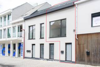 VALIMMAS verhuurt in het centrum van Asse dit totaal gerenoveerd (quasi nieuwbouw) appartement met terras en tuintje....    

Gelijkvloers: privatieve inkomhal, berging, het gebruik van de gemeenschappelijke fietsenberging, en een privatief tuintje (aanleg en opsplitsing dient nog te gebeuren).    
De eerste verdieping omvat een salon, een eetkamer met open ingerichte keuken, een wasplaats en een toilet.    
De ingerichte dakverdieping bestaat uit een nachthal, een toilet, een badkamer met inloopdouche, twee slaapkamers, en een terras achteraan.   

Alles nagelnieuw, quasi nieuwbouw, eerste ingebruikname. Warmtepomp + vloerverwarming + passieve koeling. Incl. opbrengst elektriciteit van 10 zonnepanelen (4,5 kWp). Ventilatiesysteem D met warmtewisselaar.    
Geen bijkomende huurlasten.   

Rustig gelegen in het volle centrum, tegen de Markt, in een verkeersluwe éénrichtingsstraat. Alle centrumfunctie nabij: winkels, scholen, Markt, openbaar vervoer,… 

+++
Bezoekmoment inplannen? Dat kan eenvoudig via onze website www.valimmas.be. Klik vervolgens op de blauwe knop "BEZOEK DIT PAND" bij het pand van je keuze. Let op: afspraken maken kan enkel nog online.
+++