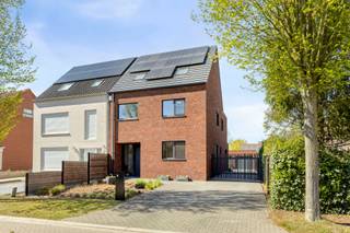 <p>Rustig, groen, kinderen die buiten spelen, buren die je kennen. Het gevoel klopt hier vanaf de eerste seconde.</p>
<p>De woning is halfopen, gebouwd in 2020 en sindsdien met zorg onderhouden. 233 m² bewoonbare oppervlakte op een perceel van 400 m². Vijf slaapkamers, twee badkamers, een aparte garage en een EPC-label A met een score van E9. Dat is geen toeval. Dat is de uitkomst van keuzes die bij de bouw zijn gemaakt, en die je elke maand terugziet op je rekening.</p>
<p>Je stapt de woning binnen via een ruime inkomhal met vestiaire en een apart gastentoilet. Geen krappe gang. Meteen ruimte, meteen licht. Zit- en eethoek lopen in elkaar over, grote ramen halen het licht naar binnen, en de open keuken sluit daar naadloos op aan. Natuurstenen werkblad, AEG-kookplaat, combi-oven, combi-stoomoven, inductie kookplaat met geïntegreerde dampkap en een vaatwasser. Via de schuifdeur in de living stap je zo de tuin in.</p>
<p>Op het gelijkvloers is ook een wasruimte met douche en lavabomeubel. Handig als je net van buiten komt, of gewoon als het huishouden draait op volle toeren.</p>
<p>De trap brengt je naar de eerste verdieping met drie slaapkamers. De masterbedroom is ruim en heeft een dressing ensuite. De badkamer op deze verdieping heeft een ligbad, een inloopdouche en een lavabomeubel met twee lavabo's. Er is ook een apart toilet op de verdieping.</p>
<p>Op de bovenverdieping zijn nog twee kamers: één als speelkamer, één als logeerkamer. Ruim genoeg om er iets zinvols van te maken. En dan is er ook nog een technische berging voor de ventilatie-unit en de cv-ketel.</p>
<p>De aparte garage van 37,5 m² ligt achteraan het perceel. Ruimte voor de wagen, ruimte voor opslag. De laadpaal voor de elektrische wagen staat hier, samen met de thuisbatterijen.</p>
<p>En dan komen we aan het stuk waar de meeste kopers even rechtop gaan zitten.</p>
<p>Deze woning heeft 22 zonnepanelen goed voor 6.710 Wp, thuisbatterijen met een bruikbare capaciteit van 14,1 kWh en een energiemanagementsysteem dat alles slim aan elkaar koppelt. Het totale netverbruik over de voorbije 365 dagen was 3.224 kWh. De laadpaal alleen al verbruikte in diezelfde periode 3.583 kWh. Dat wil zeggen dat de woning zelfs met een elektrische wagen aan het laden energieneutraal draait. Niet in theorie. Dat zijn de cijfers van Fluvius.</p>
<p>Daar bovenop: vloerverwarming door de volledige woning via een condenserende Bosch-gasketel, ventilatiesysteem D met warmteterugwinning, driedubbel HR-glas, een regenwateput van 7.500 liter aangesloten op beide toiletten, de wasmachine en de buitenkranen, een waterontharder en een alarmsysteem. Aluminium schrijnwerk met vliegenramen door de hele woning. EPC-label A, score E9, 14 kWh per m² per jaar.</p>
<p>Alles wat kopers nu écht zoeken, zit hier in één pakket.</p>
<p>De voor- en achtertuin zijn verzorgd aangelegd. De achtertuin heeft een noord-westoriëntatie, is volledig omheind en bereikbaar via een poort.</p>
<p>Wuustwezel is een rustige, landelijke gemeente in de Noorderkempen. Scholen, winkels en sportfaciliteiten liggen op een boogscheut. Via de E19 ben je vlot in Antwerpen. Het is het evenwicht dat mensen hier doet landen en blijven: groen en rustig wonen, zonder dat je ver van alles zit.</p>
<p>En dat speelveldje voor de deur. Dat is gewoon gratis!<br /><br />De instelprijs is € 620.000. <br />Bezoekmoment: zaterdag 18 april tussen 14u en 16u (na afspraak).<br />Voor meer info of een bezoek te plannen surf naar www.nachtegaaldreef14.be!</p>