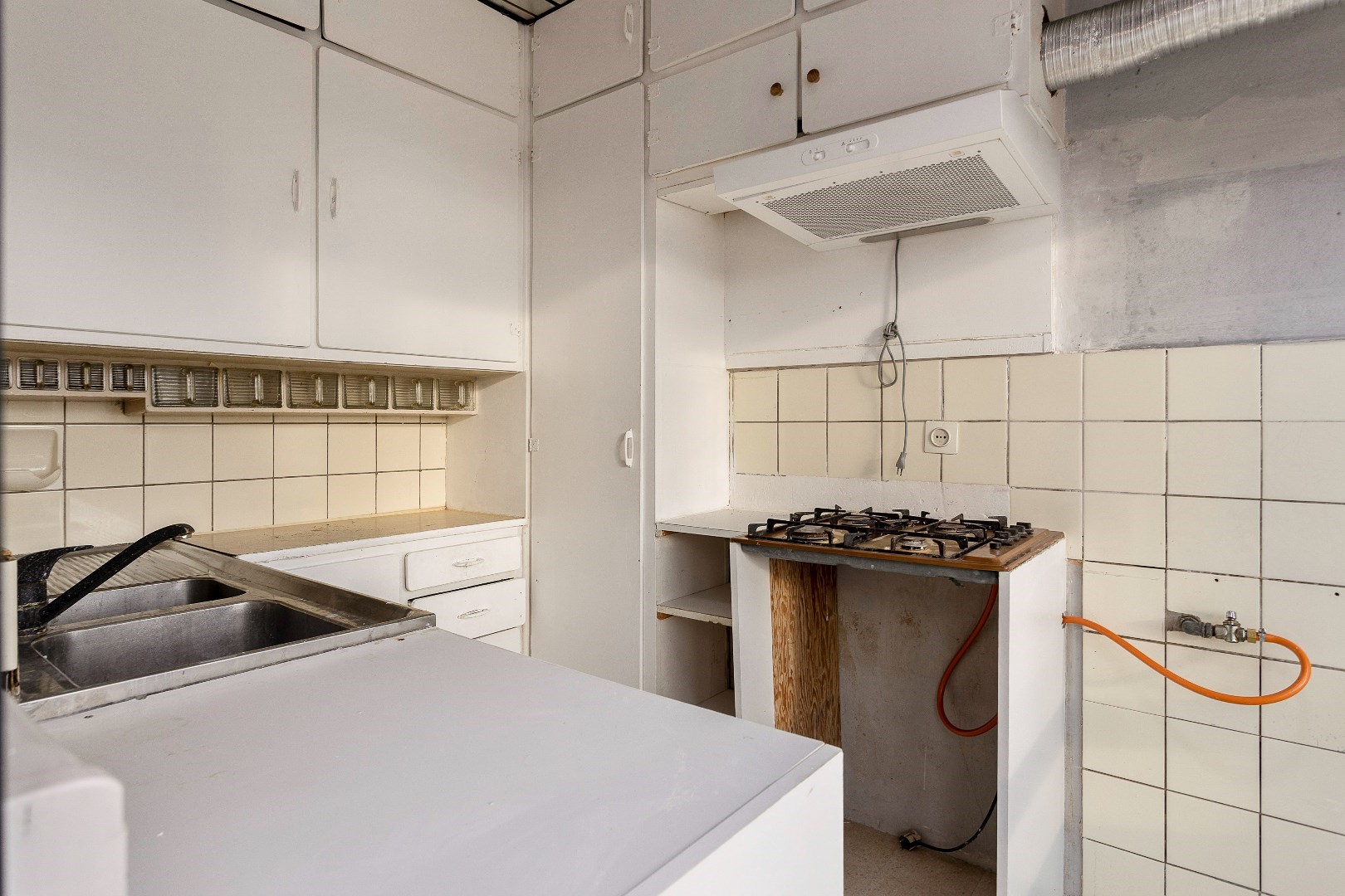 Appartementsblok met twee te renoveren appartementen, tuin en carports - foto 5