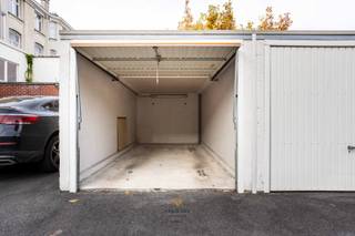 Ruime gesloten garage te huur in veilige residentie met afgesloten toegangspoort. Contacteer Fabienne voor meer info en bezoek0475/34.00.40...