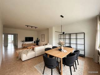 <p><span>Appartement moderne de 2 chambres avec 2 terrasses, une cave et un garage !</span></p><p><span>Situé au sixième étage dans un cadre verdoyant (Nachtegalenpark, Leeuwerikpark et Brilschanspark), cet appartement bénéficie d'une excellente accessibilité puisqu'il se trouve à proximité de tous les grands axes routiers (périphérique d'Anvers - A12 - E19).</span></p><p><span> </span></p><p><span>L'appartement se compose comme suit : </span></p><p><span> </span></p><p><span>Hall d'entrée, pièce à vivre &, cuisine</span></p><p><span>Vous entrez par le hall d’entrée équipé d’une porte de sécurité, d’un vidéophone et d’un placard vestiaire encastré. Vous remarquez immédiatement que l’appartement est parfaitement entretenu et entièrement équipé. </span></p><p><span>Le salon est spacieux et bénéficie d’une belle lumière naturelle grâce à ses grandes baies vitrées.</span></p><p><span>Depuis le salon, vous accédez à la cuisine qui donne sur la petite terrasse à l’avant. </span></p><p><span>La cuisine est entièrement équipée (cuisinière à gaz, lave-vaisselle, réfrigérateur, congélateur, four, nombreux rangements et plans de travail) et donne également un accès direct à un espace de rangement supplémentaire avec branchements pour lave-linge et sèche-linge. </span></p><p><span> </span></p><p><span>Chambres & e salle de bains</span></p><p><span>Les deux chambres sont très spacieuses ; l’une d’entre elles est actuellement utilisée comme bureau/dressing. Comme vous pouvez le constater, les possibilités sont nombreuses.</span></p><p><span>La salle de bains est équipée d’une baignoire avec douche intégrée, d’un meuble-lavabo double et d’un sèche-serviettes.</span></p><p><span>Les toilettes sont séparées. </span></p><p><span> </span></p><p><span>Terrasse, cave & garage</span></p><p><span>La terrasse à l'arrière (1,11 m x 6,61 m) est accessible depuis les deux chambres. </span></p><p><span>Un débarras pratique au rez-de-chaussée (2,22 m x 1,21 m) est inclus. </span></p><p><span>Depuis le débarras, vous avez un accès direct au garage fermé avec porte automatique (3,36 m x 5,70 m x 2,21 m).</span></p><p><span> </span></p><p><span>Loyer, commission & s de disponibilité</span></p><p><span>Loyer mensuel : 1 125,00 euros </span></p><p><span>Garage : €100,00 / mois (location obligatoire)</span></p><p><span>Charges mensuelles : 235,00 euros (eau, chauffage central au gaz et frais d'immeuble compris) </span></p><p><span>Disponibilité : 01/12/2024</span></p><p><span> </span></p><p><span>Ne manquez pas cette occasion unique ! </span></p>
