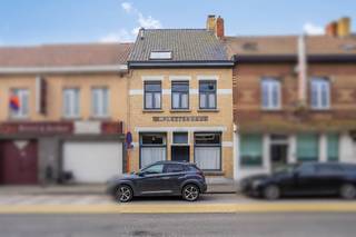 Welkom in deze instapklare stadswoning in het hart van Roeselare, waar ruimte en comfort centraal staan! Met 4 slaapkamers, een lichtrijke leefruimte en een leuke, diepe stadstuin biedt deze woning tal van mogelijkheden. Daarnaast kan je de woning verder afwerken naar eigen smaak, zodat ze volledig aan jouw wensen voldoet. De centrale ligging nabij winkels en scholen maakt het plaatje compleet.INDELINGGelijkvloers:- Praktische inkomhal met gastentoilet- Lichtrijke woonkamer- Ruime eetplaats- Keuken - Badkamer met dubbele lavabo en douche- Aangelegde tuin- KelderEerste verdieping:- Nachthal- 2 Slaapkamers- Badkamer met ligbad, dubbele lavabo en toiletTweede verdieping:- 2 SlaapkamersTroeven:- Centrale ligging- Geen renovatieverplichting- 4 Slaapkamers- Diepe tuinDeze AI-visualisaties zijn bedoeld als inspiratie. Er werd geen rekening gehouden met technische specificaties, stedenbouwkundige voorschriften of de concrete mogelijkheden tot realisatie.